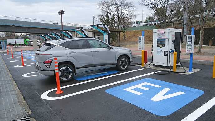 ニチコン6口と新電元90kW×2口に更新された草津PA下り線の充電スポット。eMPさん、まだまだ、こういう場所の拡充をお願いします!