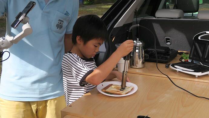 焼き印も電気で押します。参加した子どもも楽しくチャレンジ！