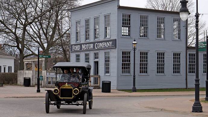 Driving Ford t models on the street in the greenfield village.（2018）