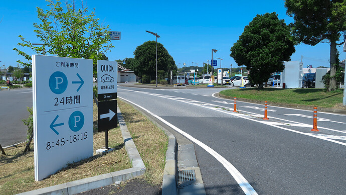 右手の木立の下に見えているのが充電器。