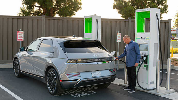 欧米のCCS規格では最大350kW対応なのですが、日本のCHAdeMOにそんな高出力器はまだありません。