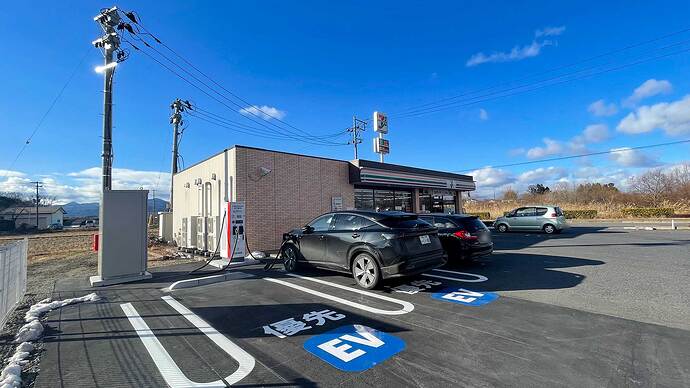 セブンイレブン郡山南インター店の150kW（2口）器。