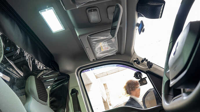 運転席の天井に高輝度LEDを追加。