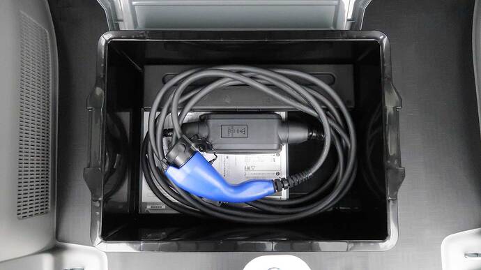 普通充電ケーブルもオプション（7mタイプで税込6万6000円）です。また、収納スペースがないので、広報車ではプラスチックボックスに入れて荷台に積んでありました。日産サクラもオプションですが、三菱eKクロスEVは標準装備。出先での充電に備えて積みっぱなしにするケースも多いだろうし、充電ケーブルは標準装備が望ましいと思います。