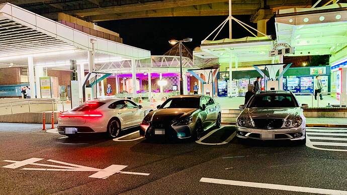 新型6口器は出口に近いコンビニ前に設置。エンジン車が停まっていることも多い。