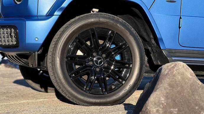 タイヤはファルケンのアゼニスFK520 MO、サイズは275/50R20。青いブレーキキャリパーはEdition1の特別装備。