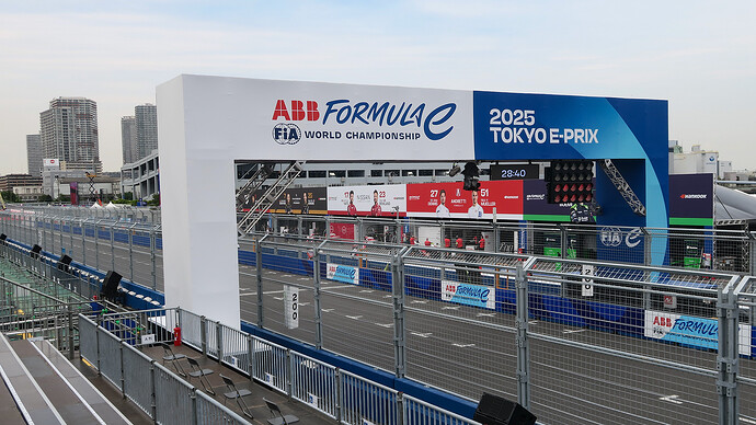 週末の本番を待つレース会場。