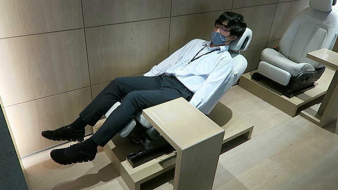 IONIQ 5 前席の「Zero Gravity Sofa」を体験できるコーナーも。