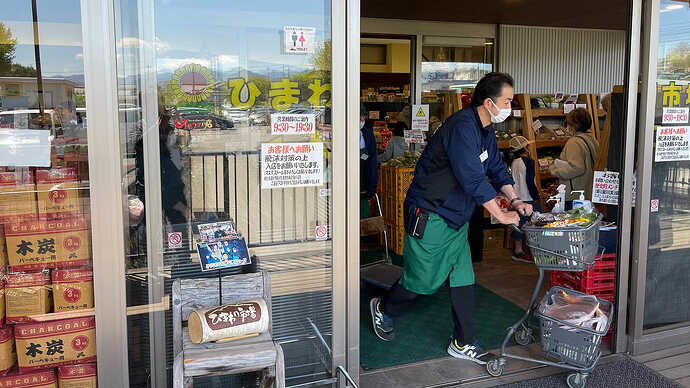 私がこの別荘に泊まるのは2年ぶりくらい。最寄りでよく利用する「ひまわり市場」という地元スーパーが、テレビ番組などで紹介されたとかで、驚くほどの大盛況でした。
