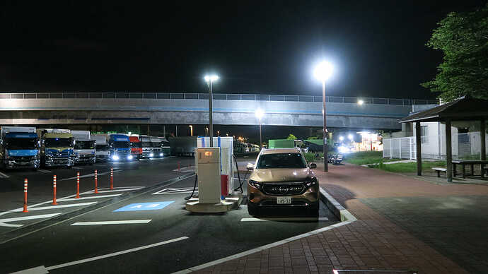 草津PAで2回目のQC。充電を終えて出ようとすると、給油待ちのエンジン車がQCスペースまで10台以上の行列になっていました。