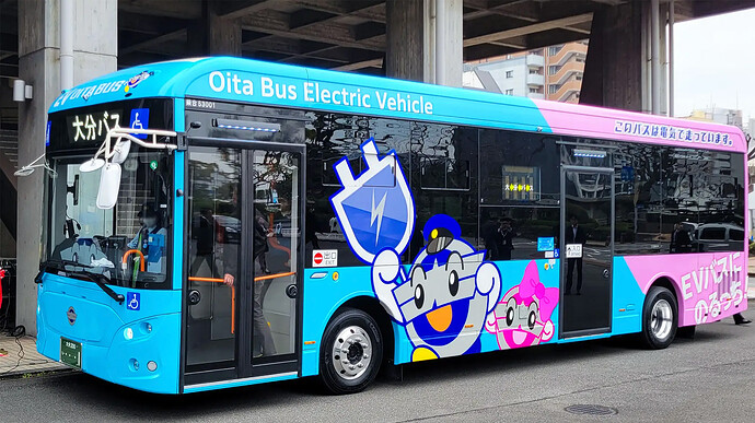全国各地に続々とEVバスの納入が進んでいます。写真は2025年3月に納車された大分バスの大型路線EVバス。