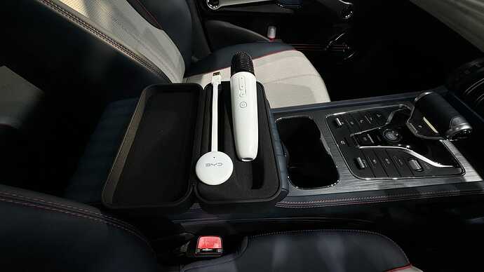 マイクの左にあるコードを車両のUSB端子に挿すと、マイクがBluetooth接続されて、車内のどこでもマイクの使用が可能になる。