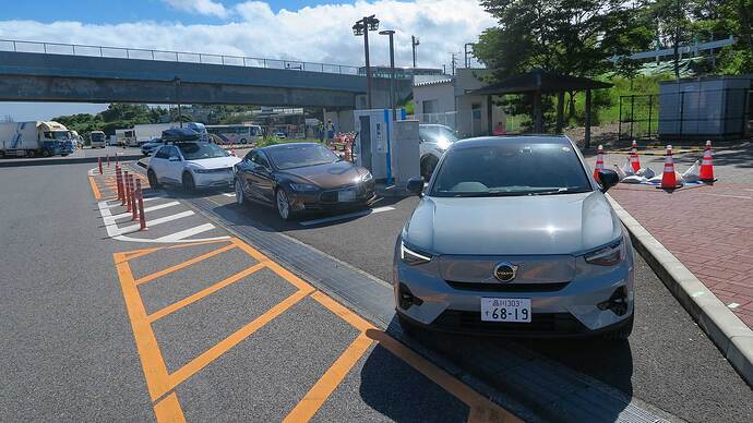 後続のアリアに充電器を譲り、同乗者の食事戻り待ち中の図。