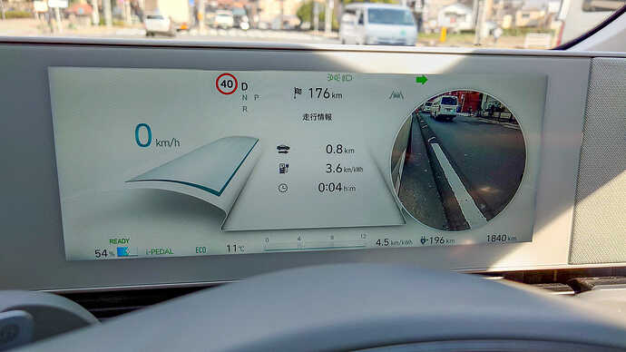 走行速度域に関わらずウィンカーが作動すると、その方向後輪付近をメーターディスプレイに表示する。左方向作動時は、ディスプレイの左側に映像が出る。視線移動が少なく安全確認ができる。