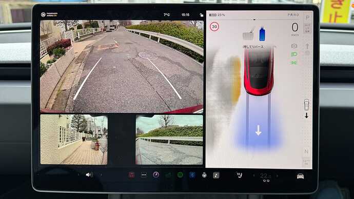 車両の前に壁があるため、オートシフトでリバースに入っている時のセンターディスプレイ、この状態でアクセルを踏むとバックする。