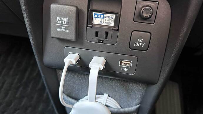 Honda e ADVANCE にはAV100Vコンセントも装備されている。