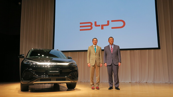 BYDジャパンの劉学亮社長とBYDオートジャパンの東福寺厚樹社長（2024年3月1日の戦略発表会にて）。