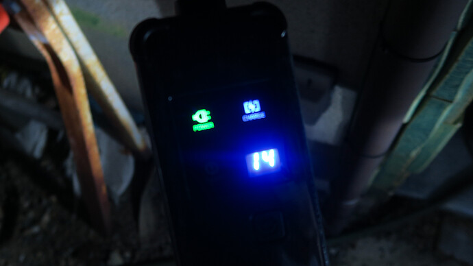 車載の普通充電ケーブルはまだ誰も使ったことがない新品状態でした。デフォルトで電流値が2Aとかになっているので、暗い中手探りで14Aに調整しました。インスター（ヒョンデ車）を利用の際はご注意を。