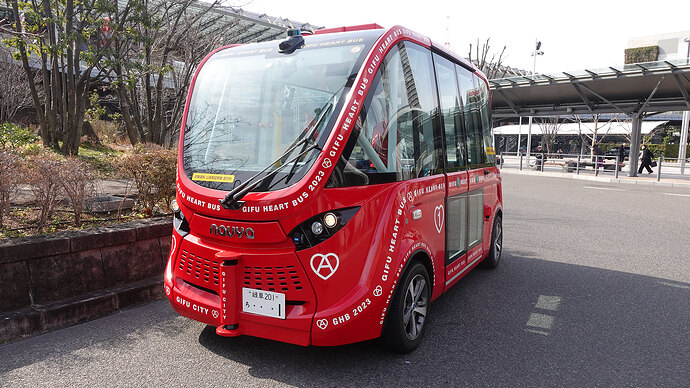 NAVYA製の自動運転EVバス。