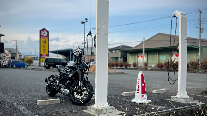 静岡市内の温泉施設で充電＆入浴休憩。