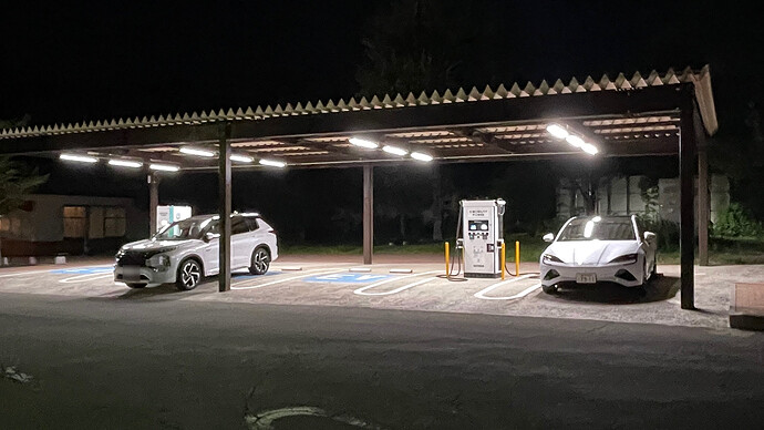 東部湯の丸PA。15分経過後、新電元側のもう1口に移動してさらに15分充電しました。区画も前面スペースも広くて、移動はラクラクでした。