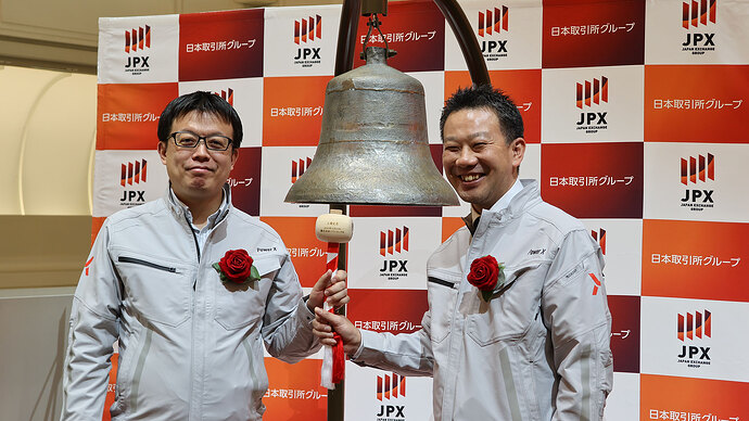 打鐘セレモニーを行うEVチャージステーション事業担当の森居紘平氏(右)と、電力事業担当の小嶋祐輔氏(左)。