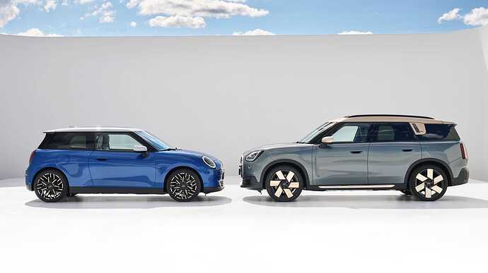 左が「クーパー SE 3 Door」、『カントリーマンSE ALL4』。全長は約60cmもの差があり、カントリーマンがかなり大きいことがわかる。