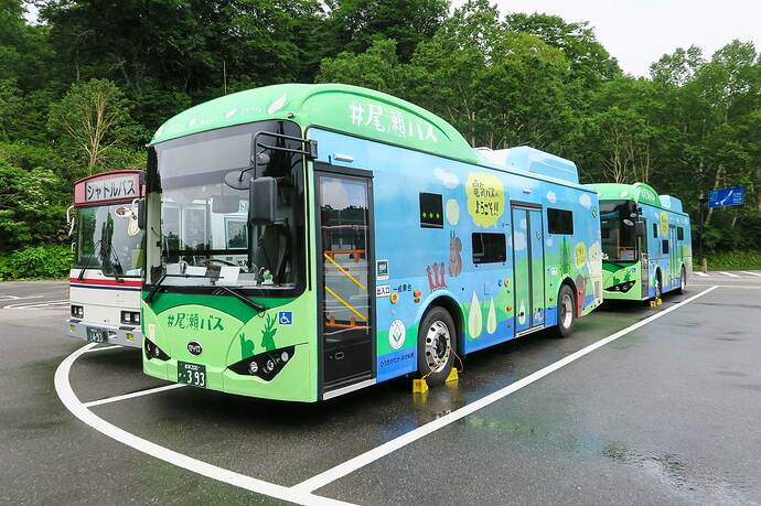 輪止めされて停まっている電気バス。