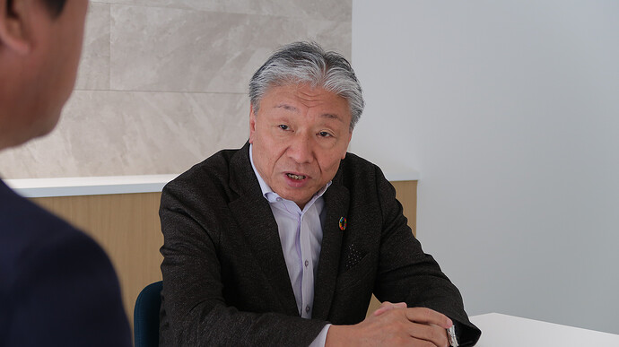 EV普及へのビジョンを語る佐藤裕之社長。