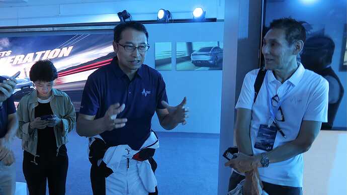 サーキットでの待ち時間にも熱い思いを語ってくれた劉社長。右は筆者。