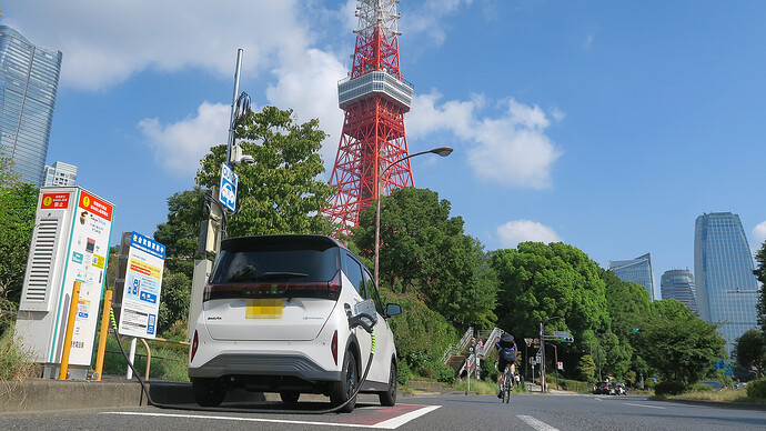 芝公園近くにある公道パーキングメーターを活用した急速充電スポット。