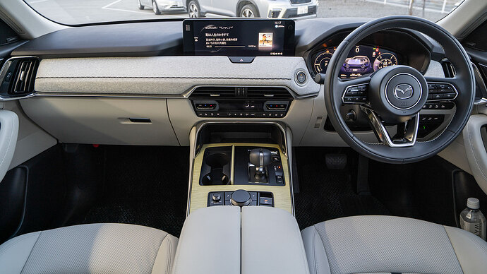 CX-60 PHEVのコックピット。