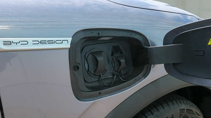 試乗車はオーストラリア仕様とのことでしたが、すでに充電口はチャデモ対応に換装されていました。ウインカーも右側。