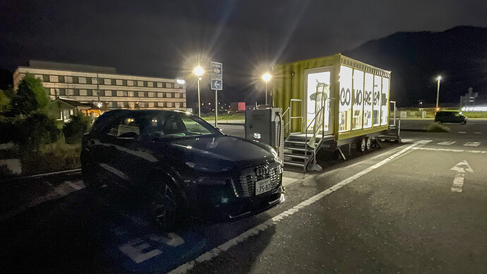「真夜中のコインランドリー」の灯りが無充電走破を祝福してくれました。
