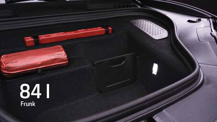 ボンネット下のフランク容量は84L。テスラモデルXの183Lに比べると小さめだ。