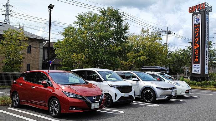 納車直後、ZE0時代からのリーフ仲間とのプチオフ会を楽しんだそうです。IONIQ 5 へ買い替えのほかに、サクラを増車した方も……。みなさん、最初はZE0でした。