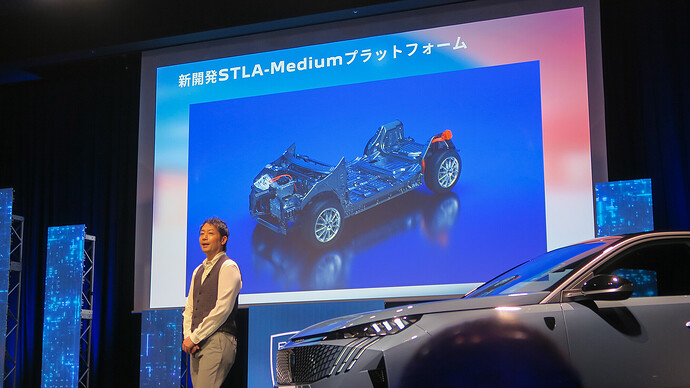 3008についてプレゼンテーションする小川隼平氏。
