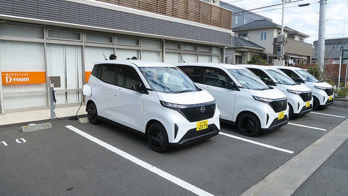 2台は出払っていましたが、営業所の駐車場にサクラがズラリ!