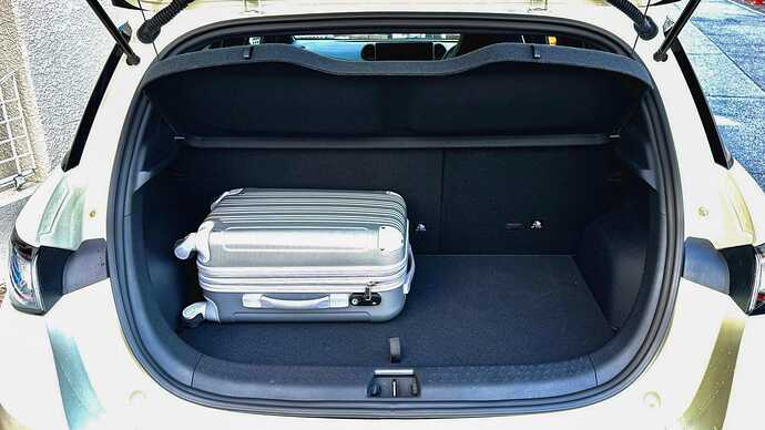 荷室容量は345L、後席を倒せば1310Lまで拡大できる。荷室の大きさ（筆者実測値）は、最大幅は118cm、最小幅は98cm、奥行は61cm、トノカバーまでの高さは39cmだった。写真は機内持ち込み可サイズ（国内線、座席数100席以上）のスーツケース（高さ52cm、幅35cm、奥行25cm）を入れてみたところ。