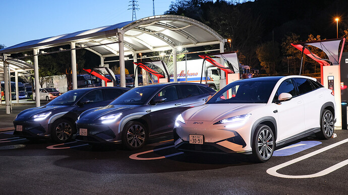 帰路に充電で立ち寄った談合坂サービスエリア。別行動をしたにもかかわらず、シーライオン7が3台、同時に充電することに。