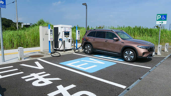 新東名遠州森町PAの最大90kW2口器。2台同時の充電になると出力が大きく落ちてしまいます。