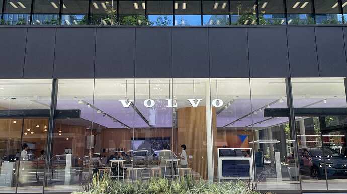 Volvo Studio Tokyo。東京メトロ「外苑前」駅から徒歩1分とアクセスも抜群。ボルボオーナー専用の急速充電器も設置している。
