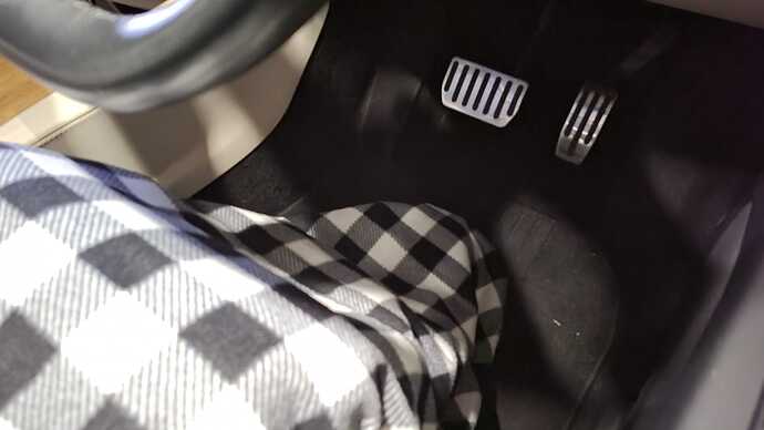 電熱ブランケットで足元をすっぽり覆うことで、体感的な寒さは和らいだ。