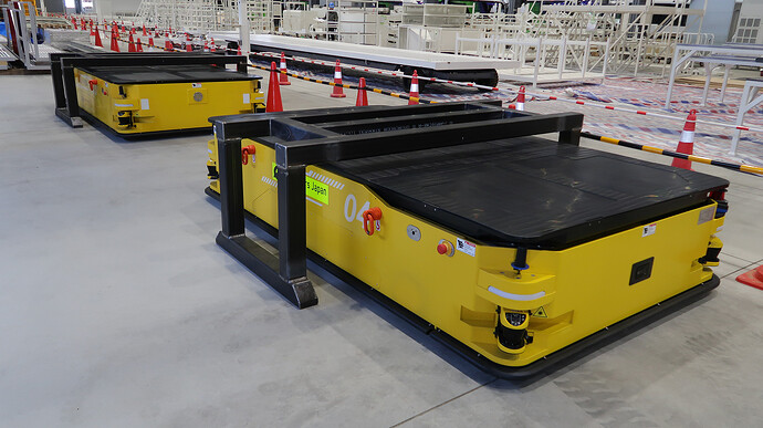 無人搬送車（AGV＝Automatic Guided Vehicle）。