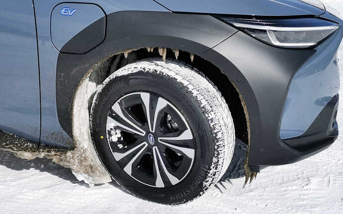 雪道走行後はタイヤハウスの氷結に要注意。
