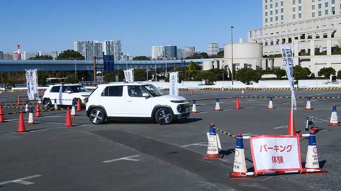 モニター画像のわかりやすさなどを確認しつつの駐車体験も用意されていました。