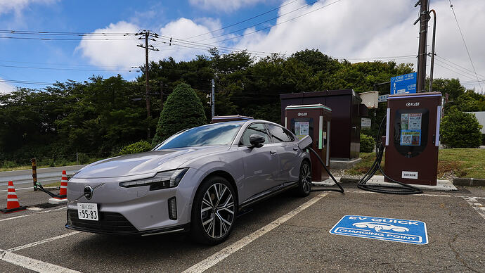 出力240kW以上での急速充電を体感。