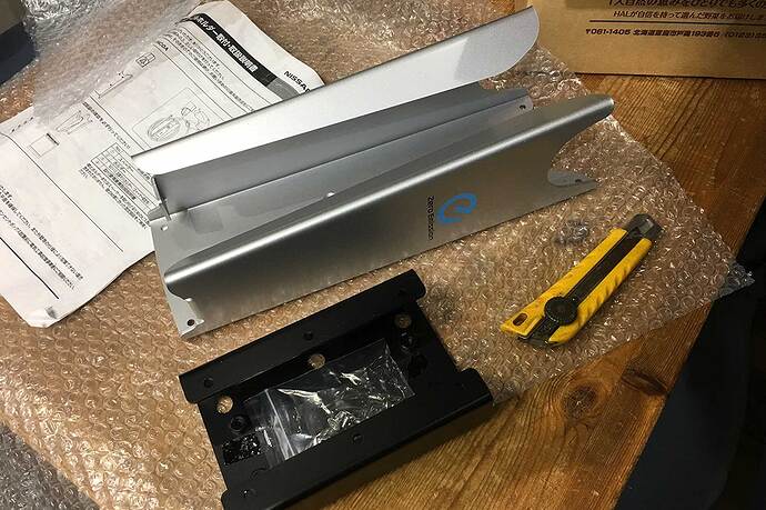 ヤフオク！で1万3000円くらいでした。