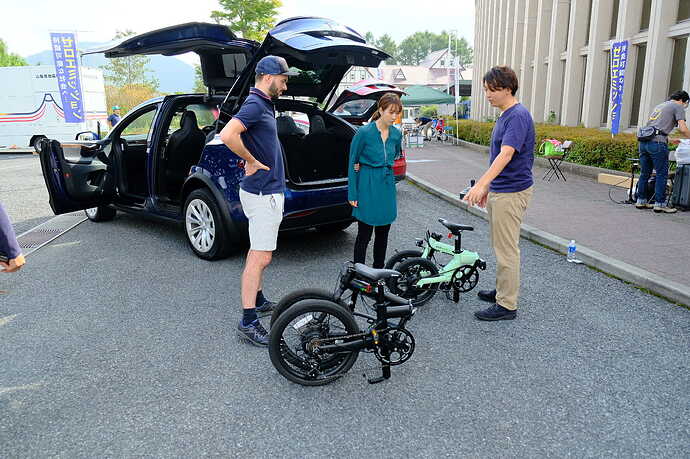 電気自動車に積んで行って、現地で電気アシスト自転車でポタリングも可能。全て電気でまかなえる。