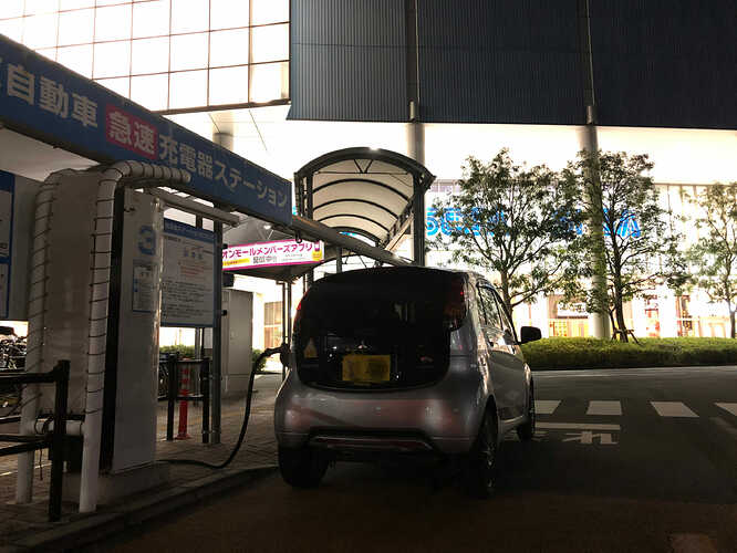 帰路にある5ヶ所の無料QCのうち、「15分交代」で回転が早く待ち時間の短い施設。200V充電器も複数あり、買い物の状況によって使い分けられる。よくお世話になってる所なので、元旦にはネットで予約してStar Warsを見に来てしまった。